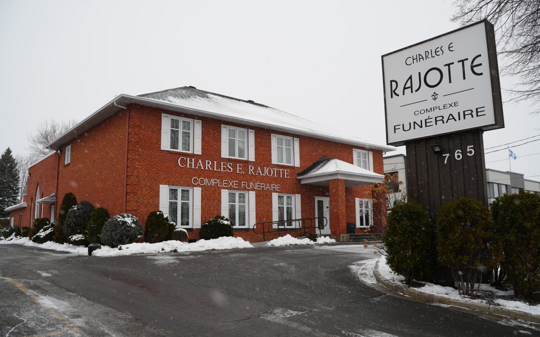 Façade du complexe funéraire Charles E. Rajotte à Repentigny, symbole d’un accompagnement humain et de valeurs transmises depuis plus d’un siècle