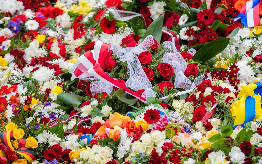 Composition florale colorée utilisée lors d’une cérémonie funéraire, illustrant des rituels symboliques et une célébration de vie personnalisée