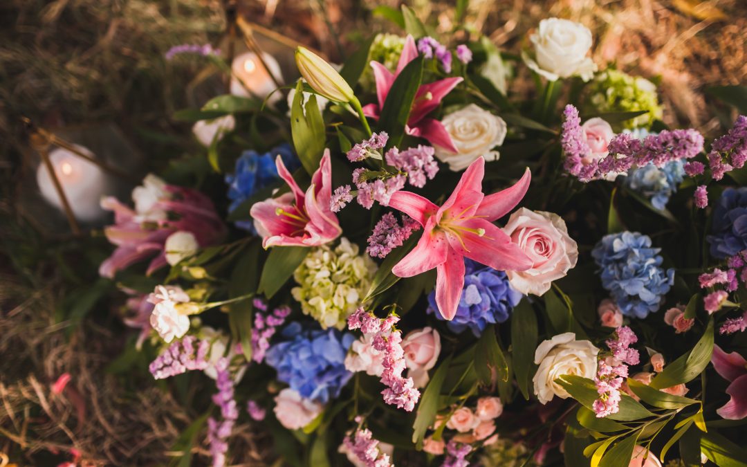 Arrangement floral coloré utilisé lors d’un hommage personnalisé, symbolisant la douceur, la mémoire et la singularité d’une vie